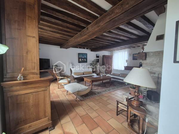 En exclusivité, au cœur d’Artenay, découvrez cette spacieuse maison de ville de 235 m², implantée sur une parcelle de 609 m².

Le rez-de-chaussée se compose d’une entrée, d’un WC indépendant, d’un vaste salon-séjour de plus de 66 m² avec cheminée, d’une cuisine indépendante, d’une buanderie ainsi que d’une superbe suite parentale contemporaine de 25 m² avec salle d’eau, WC séparé et bureau de 7 m².

Au premier étage, un palier avec espace bureau de 16 m² dessert une salle de bains et trois chambres de 9, 15 et 20 m².

Le dernier étage offre un palier de 11 m² ainsi que trois pièces supplémentaires offrant de belles possibilités d’évolution, idéales pour aménager deux chambres ainsi qu’une salle d’eau.

La maison dispose également d’un sous-sol avec une belle cave voûtée.

À l’extérieur, vous profiterez d’un jardin clos, d’un préau, d’une allée permettant le stationnement de plusieurs véhicules, ainsi que d’une grande dépendance de 73 m² répartie en trois pièces, idéale pour une activité professionnelle, un atelier ou un projet d’investissement locatif.