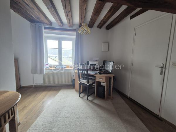 En exclusivité, au cœur d’Artenay, découvrez cette spacieuse maison de ville de 235 m², implantée sur une parcelle de 609 m².

Le rez-de-chaussée se compose d’une entrée, d’un WC indépendant, d’un vaste salon-séjour de plus de 66 m² avec cheminée, d’une cuisine indépendante, d’une buanderie ainsi que d’une superbe suite parentale contemporaine de 25 m² avec salle d’eau, WC séparé et bureau de 7 m².

Au premier étage, un palier avec espace bureau de 16 m² dessert une salle de bains et trois chambres de 9, 15 et 20 m².

Le dernier étage offre un palier de 11 m² ainsi que trois pièces supplémentaires offrant de belles possibilités d’évolution, idéales pour aménager deux chambres ainsi qu’une salle d’eau.

La maison dispose également d’un sous-sol avec une belle cave voûtée.

À l’extérieur, vous profiterez d’un jardin clos, d’un préau, d’une allée permettant le stationnement de plusieurs véhicules, ainsi que d’une grande dépendance de 73 m² répartie en trois pièces, idéale pour une activité professionnelle, un atelier ou un projet d’investissement locatif.