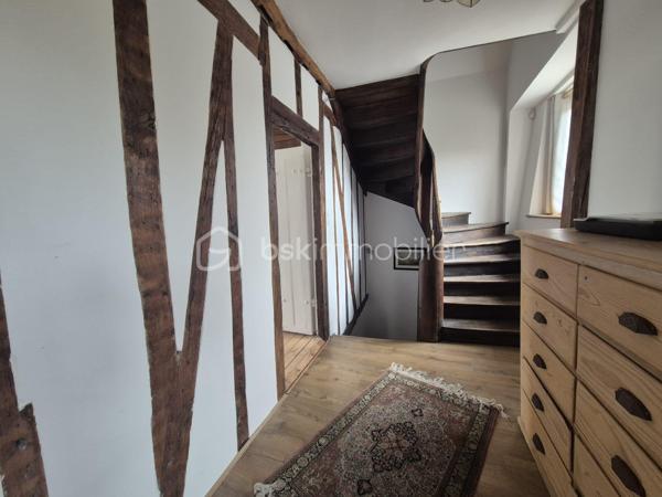 En exclusivité, au cœur d’Artenay, découvrez cette spacieuse maison de ville de 235 m², implantée sur une parcelle de 609 m².

Le rez-de-chaussée se compose d’une entrée, d’un WC indépendant, d’un vaste salon-séjour de plus de 66 m² avec cheminée, d’une cuisine indépendante, d’une buanderie ainsi que d’une superbe suite parentale contemporaine de 25 m² avec salle d’eau, WC séparé et bureau de 7 m².

Au premier étage, un palier avec espace bureau de 16 m² dessert une salle de bains et trois chambres de 9, 15 et 20 m².

Le dernier étage offre un palier de 11 m² ainsi que trois pièces supplémentaires offrant de belles possibilités d’évolution, idéales pour aménager deux chambres ainsi qu’une salle d’eau.

La maison dispose également d’un sous-sol avec une belle cave voûtée.

À l’extérieur, vous profiterez d’un jardin clos, d’un préau, d’une allée permettant le stationnement de plusieurs véhicules, ainsi que d’une grande dépendance de 73 m² répartie en trois pièces, idéale pour une activité professionnelle, un atelier ou un projet d’investissement locatif.