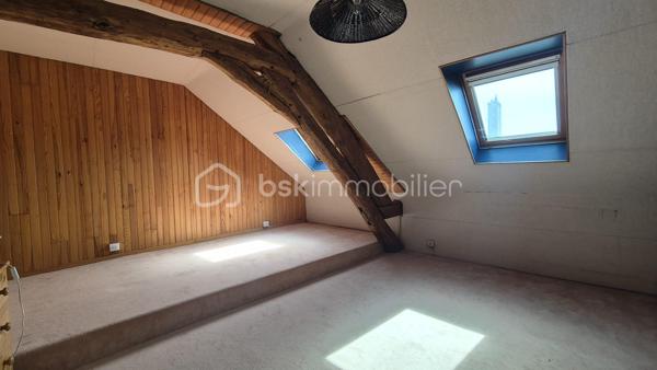 En exclusivité, au cœur d’Artenay, découvrez cette spacieuse maison de ville de 235 m², implantée sur une parcelle de 609 m².

Le rez-de-chaussée se compose d’une entrée, d’un WC indépendant, d’un vaste salon-séjour de plus de 66 m² avec cheminée, d’une cuisine indépendante, d’une buanderie ainsi que d’une superbe suite parentale contemporaine de 25 m² avec salle d’eau, WC séparé et bureau de 7 m².

Au premier étage, un palier avec espace bureau de 16 m² dessert une salle de bains et trois chambres de 9, 15 et 20 m².

Le dernier étage offre un palier de 11 m² ainsi que trois pièces supplémentaires offrant de belles possibilités d’évolution, idéales pour aménager deux chambres ainsi qu’une salle d’eau.

La maison dispose également d’un sous-sol avec une belle cave voûtée.

À l’extérieur, vous profiterez d’un jardin clos, d’un préau, d’une allée permettant le stationnement de plusieurs véhicules, ainsi que d’une grande dépendance de 73 m² répartie en trois pièces, idéale pour une activité professionnelle, un atelier ou un projet d’investissement locatif.