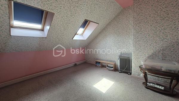 En exclusivité, au cœur d’Artenay, découvrez cette spacieuse maison de ville de 235 m², implantée sur une parcelle de 609 m².

Le rez-de-chaussée se compose d’une entrée, d’un WC indépendant, d’un vaste salon-séjour de plus de 66 m² avec cheminée, d’une cuisine indépendante, d’une buanderie ainsi que d’une superbe suite parentale contemporaine de 25 m² avec salle d’eau, WC séparé et bureau de 7 m².

Au premier étage, un palier avec espace bureau de 16 m² dessert une salle de bains et trois chambres de 9, 15 et 20 m².

Le dernier étage offre un palier de 11 m² ainsi que trois pièces supplémentaires offrant de belles possibilités d’évolution, idéales pour aménager deux chambres ainsi qu’une salle d’eau.

La maison dispose également d’un sous-sol avec une belle cave voûtée.

À l’extérieur, vous profiterez d’un jardin clos, d’un préau, d’une allée permettant le stationnement de plusieurs véhicules, ainsi que d’une grande dépendance de 73 m² répartie en trois pièces, idéale pour une activité professionnelle, un atelier ou un projet d’investissement locatif.