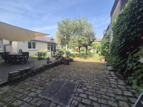 En exclusivité, au cœur d’Artenay, découvrez cette spacieuse maison de ville de 235 m², implantée sur une parcelle de 609 m².

Le rez-de-chaussée se compose d’une entrée, d’un WC indépendant, d’un vaste salon-séjour de plus de 66 m² avec cheminée, d’une cuisine indépendante, d’une buanderie ainsi que d’une superbe suite parentale contemporaine de 25 m² avec salle d’eau, WC séparé et bureau de 7 m².

Au premier étage, un palier avec espace bureau de 16 m² dessert une salle de bains et trois chambres de 9, 15 et 20 m².

Le dernier étage offre un palier de 11 m² ainsi que trois pièces supplémentaires offrant de belles possibilités d’évolution, idéales pour aménager deux chambres ainsi qu’une salle d’eau.

La maison dispose également d’un sous-sol avec une belle cave voûtée.

À l’extérieur, vous profiterez d’un jardin clos, d’un préau, d’une allée permettant le stationnement de plusieurs véhicules, ainsi que d’une grande dépendance de 73 m² répartie en trois pièces, idéale pour une activité professionnelle, un atelier ou un projet d’investissement locatif.