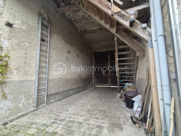 En exclusivité, au cœur d’Artenay, découvrez cette spacieuse maison de ville de 235 m², implantée sur une parcelle de 609 m².

Le rez-de-chaussée se compose d’une entrée, d’un WC indépendant, d’un vaste salon-séjour de plus de 66 m² avec cheminée, d’une cuisine indépendante, d’une buanderie ainsi que d’une superbe suite parentale contemporaine de 25 m² avec salle d’eau, WC séparé et bureau de 7 m².

Au premier étage, un palier avec espace bureau de 16 m² dessert une salle de bains et trois chambres de 9, 15 et 20 m².

Le dernier étage offre un palier de 11 m² ainsi que trois pièces supplémentaires offrant de belles possibilités d’évolution, idéales pour aménager deux chambres ainsi qu’une salle d’eau.

La maison dispose également d’un sous-sol avec une belle cave voûtée.

À l’extérieur, vous profiterez d’un jardin clos, d’un préau, d’une allée permettant le stationnement de plusieurs véhicules, ainsi que d’une grande dépendance de 73 m² répartie en trois pièces, idéale pour une activité professionnelle, un atelier ou un projet d’investissement locatif.