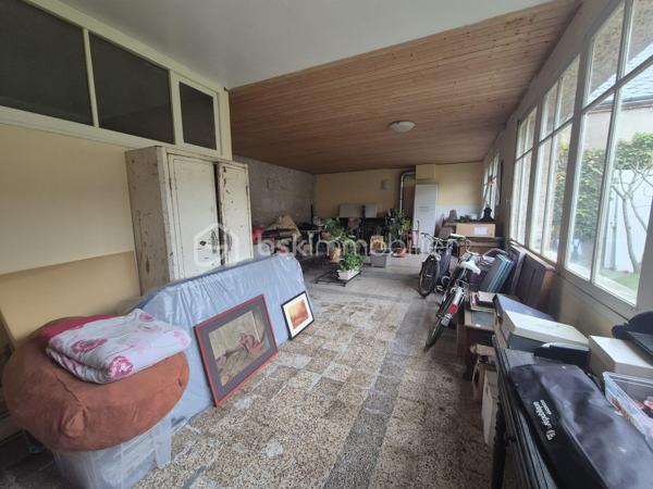 En exclusivité, au cœur d’Artenay, découvrez cette spacieuse maison de ville de 235 m², implantée sur une parcelle de 609 m².

Le rez-de-chaussée se compose d’une entrée, d’un WC indépendant, d’un vaste salon-séjour de plus de 66 m² avec cheminée, d’une cuisine indépendante, d’une buanderie ainsi que d’une superbe suite parentale contemporaine de 25 m² avec salle d’eau, WC séparé et bureau de 7 m².

Au premier étage, un palier avec espace bureau de 16 m² dessert une salle de bains et trois chambres de 9, 15 et 20 m².

Le dernier étage offre un palier de 11 m² ainsi que trois pièces supplémentaires offrant de belles possibilités d’évolution, idéales pour aménager deux chambres ainsi qu’une salle d’eau.

La maison dispose également d’un sous-sol avec une belle cave voûtée.

À l’extérieur, vous profiterez d’un jardin clos, d’un préau, d’une allée permettant le stationnement de plusieurs véhicules, ainsi que d’une grande dépendance de 73 m² répartie en trois pièces, idéale pour une activité professionnelle, un atelier ou un projet d’investissement locatif.