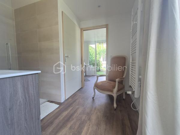 En exclusivité, au cœur d’Artenay, découvrez cette spacieuse maison de ville de 235 m², implantée sur une parcelle de 609 m².

Le rez-de-chaussée se compose d’une entrée, d’un WC indépendant, d’un vaste salon-séjour de plus de 66 m² avec cheminée, d’une cuisine indépendante, d’une buanderie ainsi que d’une superbe suite parentale contemporaine de 25 m² avec salle d’eau, WC séparé et bureau de 7 m².

Au premier étage, un palier avec espace bureau de 16 m² dessert une salle de bains et trois chambres de 9, 15 et 20 m².

Le dernier étage offre un palier de 11 m² ainsi que trois pièces supplémentaires offrant de belles possibilités d’évolution, idéales pour aménager deux chambres ainsi qu’une salle d’eau.

La maison dispose également d’un sous-sol avec une belle cave voûtée.

À l’extérieur, vous profiterez d’un jardin clos, d’un préau, d’une allée permettant le stationnement de plusieurs véhicules, ainsi que d’une grande dépendance de 73 m² répartie en trois pièces, idéale pour une activité professionnelle, un atelier ou un projet d’investissement locatif.