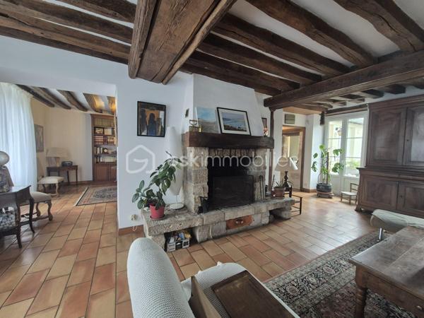 En exclusivité, au cœur d’Artenay, découvrez cette spacieuse maison de ville de 235 m², implantée sur une parcelle de 609 m².

Le rez-de-chaussée se compose d’une entrée, d’un WC indépendant, d’un vaste salon-séjour de plus de 66 m² avec cheminée, d’une cuisine indépendante, d’une buanderie ainsi que d’une superbe suite parentale contemporaine de 25 m² avec salle d’eau, WC séparé et bureau de 7 m².

Au premier étage, un palier avec espace bureau de 16 m² dessert une salle de bains et trois chambres de 9, 15 et 20 m².

Le dernier étage offre un palier de 11 m² ainsi que trois pièces supplémentaires offrant de belles possibilités d’évolution, idéales pour aménager deux chambres ainsi qu’une salle d’eau.

La maison dispose également d’un sous-sol avec une belle cave voûtée.

À l’extérieur, vous profiterez d’un jardin clos, d’un préau, d’une allée permettant le stationnement de plusieurs véhicules, ainsi que d’une grande dépendance de 73 m² répartie en trois pièces, idéale pour une activité professionnelle, un atelier ou un projet d’investissement locatif.