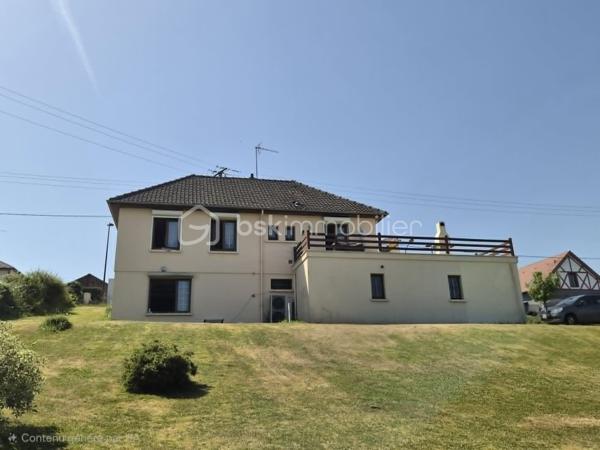 Charmante Maison de Plain-Pied avec Sous-Sol en partie Aménagé

Proche de L'Aigle (Ligne Paris-Granville à moins de 10 minutes)
Idéalement située dans un village dynamique avec écoles, centre aéré et tous
commerces à pied, découvrez cette maison fonctionnelle offrant de très belles
prestations . 
Description du bien :
Cette maison de plain-pied dispose d'une entrée,  un agréable séjour-salon, un espace bureau idéal pour le télétravail, ainsi
qu'une cuisine entièrement meublée et équipée (four, plaque, hotte, lave-vaisselle, micro-ondes,
réfrigérateur). L'espace nuit de ce niveau comprend deux belles chambres et une salle de douche avec
WC. 
À l'extérieur, vous profiterez pleinement des beaux jours grâce à une grande terrasse de plus de 50 m²,
donnant sur un magnifique terrain clos et arboré sans vis-à-vis. 
Un Sous-Sol Total Aménagé
Atout majeur de cette propriété : le sous-sol complet a été partiellement optimisé en un véritable studio
indépendant mais il y a aussi possibilité de rentrée 3 voitures, une partie cave et une pièce atelier . Il propose une grande chambre, une salle de bain avec WC, ainsi qu'une douche
supplémentaire. Un espace idéal pour recevoir des proches, pour un adolescent ou pour générer un
revenu locatif. 
Prestations & Équipements de Qualité
✓ Chauffage par Pompe à Chaleur récente (1 an)
✓ Fenêtres en double vitrage aluminium
✓ Volets roulants électriques ✓ Portail et portillon électriques
✓ Porte de garage motorisée ✓ Production d'eau chaude économique
Les points forts à retenir :
• Vie de plain-pied confortable + studio indépendant en sous-sol.
• Proximité immédiate de la gare (Paris à moins de 1h30) et des commodités.
• Équipements récents et performants (Pompe à chaleur, ouvertures alu, domotique) 
A DECOUVRIR RAPIDEMENT