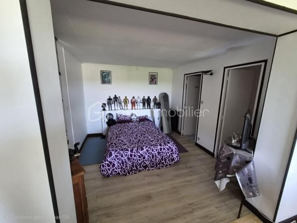 Charmante Maison de Plain-Pied avec Sous-Sol en partie Aménagé

Proche de L'Aigle (Ligne Paris-Granville à moins de 10 minutes)
Idéalement située dans un village dynamique avec écoles, centre aéré et tous
commerces à pied, découvrez cette maison fonctionnelle offrant de très belles
prestations . 
Description du bien :
Cette maison de plain-pied dispose d'une entrée,  un agréable séjour-salon, un espace bureau idéal pour le télétravail, ainsi
qu'une cuisine entièrement meublée et équipée (four, plaque, hotte, lave-vaisselle, micro-ondes,
réfrigérateur). L'espace nuit de ce niveau comprend deux belles chambres et une salle de douche avec
WC. 
À l'extérieur, vous profiterez pleinement des beaux jours grâce à une grande terrasse de plus de 50 m²,
donnant sur un magnifique terrain clos et arboré sans vis-à-vis. 
Un Sous-Sol Total Aménagé
Atout majeur de cette propriété : le sous-sol complet a été partiellement optimisé en un véritable studio
indépendant mais il y a aussi possibilité de rentrée 3 voitures, une partie cave et une pièce atelier . Il propose une grande chambre, une salle de bain avec WC, ainsi qu'une douche
supplémentaire. Un espace idéal pour recevoir des proches, pour un adolescent ou pour générer un
revenu locatif. 
Prestations & Équipements de Qualité
✓ Chauffage par Pompe à Chaleur récente (1 an)
✓ Fenêtres en double vitrage aluminium
✓ Volets roulants électriques ✓ Portail et portillon électriques
✓ Porte de garage motorisée ✓ Production d'eau chaude économique
Les points forts à retenir :
• Vie de plain-pied confortable + studio indépendant en sous-sol.
• Proximité immédiate de la gare (Paris à moins de 1h30) et des commodités.
• Équipements récents et performants (Pompe à chaleur, ouvertures alu, domotique) 
A DECOUVRIR RAPIDEMENT