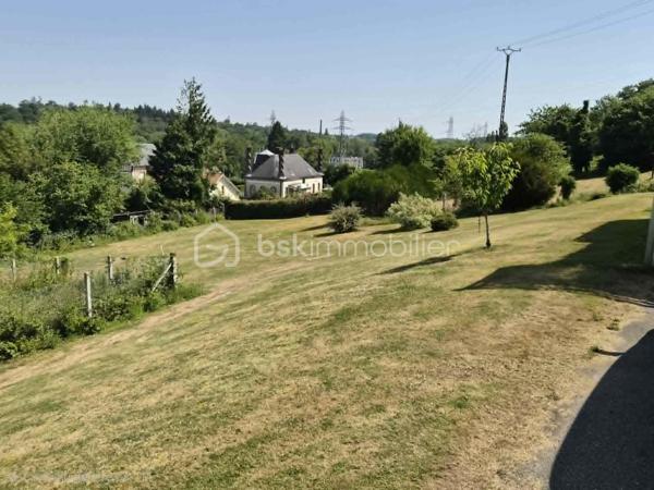 Charmante Maison de Plain-Pied avec Sous-Sol en partie Aménagé

Proche de L'Aigle (Ligne Paris-Granville à moins de 10 minutes)
Idéalement située dans un village dynamique avec écoles, centre aéré et tous
commerces à pied, découvrez cette maison fonctionnelle offrant de très belles
prestations . 
Description du bien :
Cette maison de plain-pied dispose d'une entrée,  un agréable séjour-salon, un espace bureau idéal pour le télétravail, ainsi
qu'une cuisine entièrement meublée et équipée (four, plaque, hotte, lave-vaisselle, micro-ondes,
réfrigérateur). L'espace nuit de ce niveau comprend deux belles chambres et une salle de douche avec
WC. 
À l'extérieur, vous profiterez pleinement des beaux jours grâce à une grande terrasse de plus de 50 m²,
donnant sur un magnifique terrain clos et arboré sans vis-à-vis. 
Un Sous-Sol Total Aménagé
Atout majeur de cette propriété : le sous-sol complet a été partiellement optimisé en un véritable studio
indépendant mais il y a aussi possibilité de rentrée 3 voitures, une partie cave et une pièce atelier . Il propose une grande chambre, une salle de bain avec WC, ainsi qu'une douche
supplémentaire. Un espace idéal pour recevoir des proches, pour un adolescent ou pour générer un
revenu locatif. 
Prestations & Équipements de Qualité
✓ Chauffage par Pompe à Chaleur récente (1 an)
✓ Fenêtres en double vitrage aluminium
✓ Volets roulants électriques ✓ Portail et portillon électriques
✓ Porte de garage motorisée ✓ Production d'eau chaude économique
Les points forts à retenir :
• Vie de plain-pied confortable + studio indépendant en sous-sol.
• Proximité immédiate de la gare (Paris à moins de 1h30) et des commodités.
• Équipements récents et performants (Pompe à chaleur, ouvertures alu, domotique) 
A DECOUVRIR RAPIDEMENT