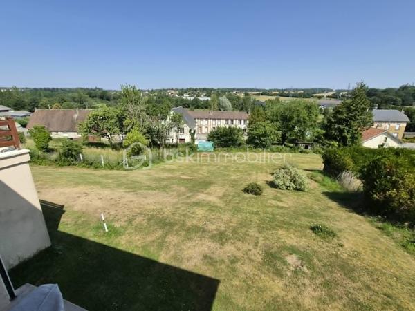 Charmante Maison de Plain-Pied avec Sous-Sol en partie Aménagé

Proche de L'Aigle (Ligne Paris-Granville à moins de 10 minutes)
Idéalement située dans un village dynamique avec écoles, centre aéré et tous
commerces à pied, découvrez cette maison fonctionnelle offrant de très belles
prestations . 
Description du bien :
Cette maison de plain-pied dispose d'une entrée,  un agréable séjour-salon, un espace bureau idéal pour le télétravail, ainsi
qu'une cuisine entièrement meublée et équipée (four, plaque, hotte, lave-vaisselle, micro-ondes,
réfrigérateur). L'espace nuit de ce niveau comprend deux belles chambres et une salle de douche avec
WC. 
À l'extérieur, vous profiterez pleinement des beaux jours grâce à une grande terrasse de plus de 50 m²,
donnant sur un magnifique terrain clos et arboré sans vis-à-vis. 
Un Sous-Sol Total Aménagé
Atout majeur de cette propriété : le sous-sol complet a été partiellement optimisé en un véritable studio
indépendant mais il y a aussi possibilité de rentrée 3 voitures, une partie cave et une pièce atelier . Il propose une grande chambre, une salle de bain avec WC, ainsi qu'une douche
supplémentaire. Un espace idéal pour recevoir des proches, pour un adolescent ou pour générer un
revenu locatif. 
Prestations & Équipements de Qualité
✓ Chauffage par Pompe à Chaleur récente (1 an)
✓ Fenêtres en double vitrage aluminium
✓ Volets roulants électriques ✓ Portail et portillon électriques
✓ Porte de garage motorisée ✓ Production d'eau chaude économique
Les points forts à retenir :
• Vie de plain-pied confortable + studio indépendant en sous-sol.
• Proximité immédiate de la gare (Paris à moins de 1h30) et des commodités.
• Équipements récents et performants (Pompe à chaleur, ouvertures alu, domotique) 
A DECOUVRIR RAPIDEMENT