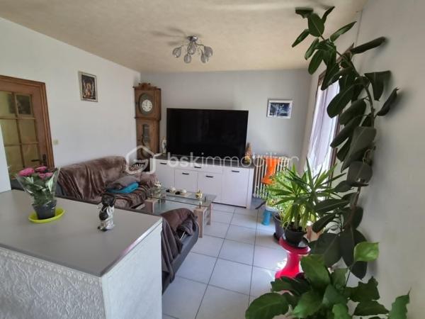 Charmante Maison de Plain-Pied avec Sous-Sol en partie Aménagé

Proche de L'Aigle (Ligne Paris-Granville à moins de 10 minutes)
Idéalement située dans un village dynamique avec écoles, centre aéré et tous
commerces à pied, découvrez cette maison fonctionnelle offrant de très belles
prestations . 
Description du bien :
Cette maison de plain-pied dispose d'une entrée,  un agréable séjour-salon, un espace bureau idéal pour le télétravail, ainsi
qu'une cuisine entièrement meublée et équipée (four, plaque, hotte, lave-vaisselle, micro-ondes,
réfrigérateur). L'espace nuit de ce niveau comprend deux belles chambres et une salle de douche avec
WC. 
À l'extérieur, vous profiterez pleinement des beaux jours grâce à une grande terrasse de plus de 50 m²,
donnant sur un magnifique terrain clos et arboré sans vis-à-vis. 
Un Sous-Sol Total Aménagé
Atout majeur de cette propriété : le sous-sol complet a été partiellement optimisé en un véritable studio
indépendant mais il y a aussi possibilité de rentrée 3 voitures, une partie cave et une pièce atelier . Il propose une grande chambre, une salle de bain avec WC, ainsi qu'une douche
supplémentaire. Un espace idéal pour recevoir des proches, pour un adolescent ou pour générer un
revenu locatif. 
Prestations & Équipements de Qualité
✓ Chauffage par Pompe à Chaleur récente (1 an)
✓ Fenêtres en double vitrage aluminium
✓ Volets roulants électriques ✓ Portail et portillon électriques
✓ Porte de garage motorisée ✓ Production d'eau chaude économique
Les points forts à retenir :
• Vie de plain-pied confortable + studio indépendant en sous-sol.
• Proximité immédiate de la gare (Paris à moins de 1h30) et des commodités.
• Équipements récents et performants (Pompe à chaleur, ouvertures alu, domotique) 
A DECOUVRIR RAPIDEMENT