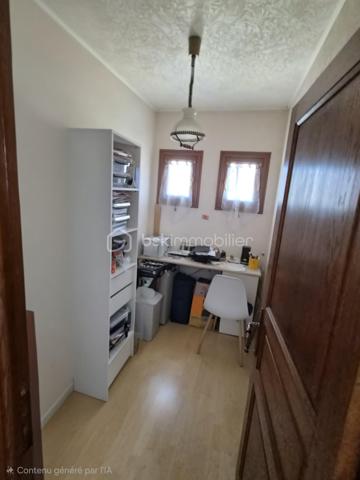 Charmante Maison de Plain-Pied avec Sous-Sol en partie Aménagé

Proche de L'Aigle (Ligne Paris-Granville à moins de 10 minutes)
Idéalement située dans un village dynamique avec écoles, centre aéré et tous
commerces à pied, découvrez cette maison fonctionnelle offrant de très belles
prestations . 
Description du bien :
Cette maison de plain-pied dispose d'une entrée,  un agréable séjour-salon, un espace bureau idéal pour le télétravail, ainsi
qu'une cuisine entièrement meublée et équipée (four, plaque, hotte, lave-vaisselle, micro-ondes,
réfrigérateur). L'espace nuit de ce niveau comprend deux belles chambres et une salle de douche avec
WC. 
À l'extérieur, vous profiterez pleinement des beaux jours grâce à une grande terrasse de plus de 50 m²,
donnant sur un magnifique terrain clos et arboré sans vis-à-vis. 
Un Sous-Sol Total Aménagé
Atout majeur de cette propriété : le sous-sol complet a été partiellement optimisé en un véritable studio
indépendant mais il y a aussi possibilité de rentrée 3 voitures, une partie cave et une pièce atelier . Il propose une grande chambre, une salle de bain avec WC, ainsi qu'une douche
supplémentaire. Un espace idéal pour recevoir des proches, pour un adolescent ou pour générer un
revenu locatif. 
Prestations & Équipements de Qualité
✓ Chauffage par Pompe à Chaleur récente (1 an)
✓ Fenêtres en double vitrage aluminium
✓ Volets roulants électriques ✓ Portail et portillon électriques
✓ Porte de garage motorisée ✓ Production d'eau chaude économique
Les points forts à retenir :
• Vie de plain-pied confortable + studio indépendant en sous-sol.
• Proximité immédiate de la gare (Paris à moins de 1h30) et des commodités.
• Équipements récents et performants (Pompe à chaleur, ouvertures alu, domotique) 
A DECOUVRIR RAPIDEMENT