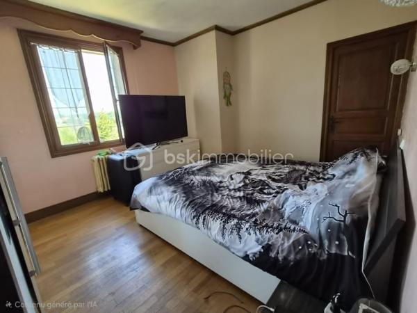 Charmante Maison de Plain-Pied avec Sous-Sol en partie Aménagé

Proche de L'Aigle (Ligne Paris-Granville à moins de 10 minutes)
Idéalement située dans un village dynamique avec écoles, centre aéré et tous
commerces à pied, découvrez cette maison fonctionnelle offrant de très belles
prestations . 
Description du bien :
Cette maison de plain-pied dispose d'une entrée,  un agréable séjour-salon, un espace bureau idéal pour le télétravail, ainsi
qu'une cuisine entièrement meublée et équipée (four, plaque, hotte, lave-vaisselle, micro-ondes,
réfrigérateur). L'espace nuit de ce niveau comprend deux belles chambres et une salle de douche avec
WC. 
À l'extérieur, vous profiterez pleinement des beaux jours grâce à une grande terrasse de plus de 50 m²,
donnant sur un magnifique terrain clos et arboré sans vis-à-vis. 
Un Sous-Sol Total Aménagé
Atout majeur de cette propriété : le sous-sol complet a été partiellement optimisé en un véritable studio
indépendant mais il y a aussi possibilité de rentrée 3 voitures, une partie cave et une pièce atelier . Il propose une grande chambre, une salle de bain avec WC, ainsi qu'une douche
supplémentaire. Un espace idéal pour recevoir des proches, pour un adolescent ou pour générer un
revenu locatif. 
Prestations & Équipements de Qualité
✓ Chauffage par Pompe à Chaleur récente (1 an)
✓ Fenêtres en double vitrage aluminium
✓ Volets roulants électriques ✓ Portail et portillon électriques
✓ Porte de garage motorisée ✓ Production d'eau chaude économique
Les points forts à retenir :
• Vie de plain-pied confortable + studio indépendant en sous-sol.
• Proximité immédiate de la gare (Paris à moins de 1h30) et des commodités.
• Équipements récents et performants (Pompe à chaleur, ouvertures alu, domotique) 
A DECOUVRIR RAPIDEMENT