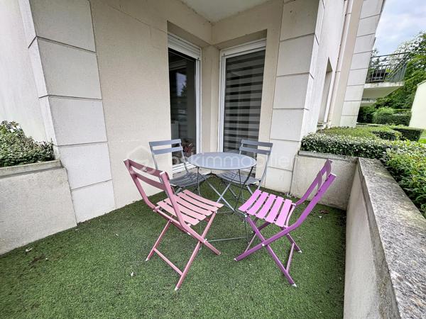 APPARTEMENT T3 AVEC TERRASSE ET PARKING

Dans une résidence récente et sécurisée avec portail électrique, venez découvrir cet appartement avec deux chambres et une jolie terrasse.

Situé au rez de chaussée, vous disposerez d'une agréable pièce de vie de 24m2 avec placard de rangement, d'une cuisine aménagée avec un cellier, de deux belles chambres de 11 et 12m2  toutes deux équipées de grand placards ainsi qu' une salle de bain et un WC indépendant.
Une jolie terrasse vous permettra de prendre vos repas au soleil.
Pour votre véhicule, une place de parking aérien est disponible.

Dans une résidence récente ( 2007 ), agréable a vivre, au calme, l'appartement dispose de menuiseries PVC, volets roulants manuels et de radiateurs récents.
A Lehaucourt, vous ne serez qu'a 10 minutes de Saint Quentin et profiterez des petites commodités de la commune tel que épicerie, école maternelle et primaire, poste et coiffeur.

CONTACTEZ MOI POUR UNE VISITE !