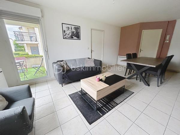 APPARTEMENT T3 AVEC TERRASSE ET PARKING

Dans une résidence récente et sécurisée avec portail électrique, venez découvrir cet appartement avec deux chambres et une jolie terrasse.

Situé au rez de chaussée, vous disposerez d'une agréable pièce de vie de 24m2 avec placard de rangement, d'une cuisine aménagée avec un cellier, de deux belles chambres de 11 et 12m2  toutes deux équipées de grand placards ainsi qu' une salle de bain et un WC indépendant.
Une jolie terrasse vous permettra de prendre vos repas au soleil.
Pour votre véhicule, une place de parking aérien est disponible.

Dans une résidence récente ( 2007 ), agréable a vivre, au calme, l'appartement dispose de menuiseries PVC, volets roulants manuels et de radiateurs récents.
A Lehaucourt, vous ne serez qu'a 10 minutes de Saint Quentin et profiterez des petites commodités de la commune tel que épicerie, école maternelle et primaire, poste et coiffeur.

CONTACTEZ MOI POUR UNE VISITE !