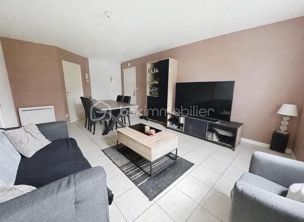APPARTEMENT T3 AVEC TERRASSE ET PARKING

Dans une résidence récente et sécurisée avec portail électrique, venez découvrir cet appartement avec deux chambres et une jolie terrasse.

Situé au rez de chaussée, vous disposerez d'une agréable pièce de vie de 24m2 avec placard de rangement, d'une cuisine aménagée avec un cellier, de deux belles chambres de 11 et 12m2  toutes deux équipées de grand placards ainsi qu' une salle de bain et un WC indépendant.
Une jolie terrasse vous permettra de prendre vos repas au soleil.
Pour votre véhicule, une place de parking aérien est disponible.

Dans une résidence récente ( 2007 ), agréable a vivre, au calme, l'appartement dispose de menuiseries PVC, volets roulants manuels et de radiateurs récents.
A Lehaucourt, vous ne serez qu'a 10 minutes de Saint Quentin et profiterez des petites commodités de la commune tel que épicerie, école maternelle et primaire, poste et coiffeur.

CONTACTEZ MOI POUR UNE VISITE !