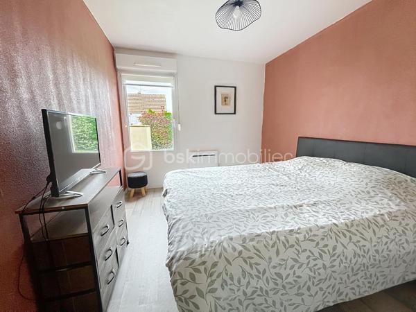 APPARTEMENT T3 AVEC TERRASSE ET PARKING

Dans une résidence récente et sécurisée avec portail électrique, venez découvrir cet appartement avec deux chambres et une jolie terrasse.

Situé au rez de chaussée, vous disposerez d'une agréable pièce de vie de 24m2 avec placard de rangement, d'une cuisine aménagée avec un cellier, de deux belles chambres de 11 et 12m2  toutes deux équipées de grand placards ainsi qu' une salle de bain et un WC indépendant.
Une jolie terrasse vous permettra de prendre vos repas au soleil.
Pour votre véhicule, une place de parking aérien est disponible.

Dans une résidence récente ( 2007 ), agréable a vivre, au calme, l'appartement dispose de menuiseries PVC, volets roulants manuels et de radiateurs récents.
A Lehaucourt, vous ne serez qu'a 10 minutes de Saint Quentin et profiterez des petites commodités de la commune tel que épicerie, école maternelle et primaire, poste et coiffeur.

CONTACTEZ MOI POUR UNE VISITE !