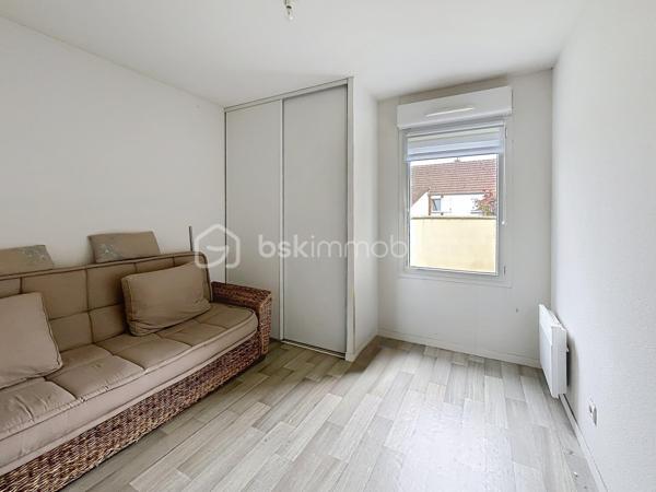 APPARTEMENT T3 AVEC TERRASSE ET PARKING

Dans une résidence récente et sécurisée avec portail électrique, venez découvrir cet appartement avec deux chambres et une jolie terrasse.

Situé au rez de chaussée, vous disposerez d'une agréable pièce de vie de 24m2 avec placard de rangement, d'une cuisine aménagée avec un cellier, de deux belles chambres de 11 et 12m2  toutes deux équipées de grand placards ainsi qu' une salle de bain et un WC indépendant.
Une jolie terrasse vous permettra de prendre vos repas au soleil.
Pour votre véhicule, une place de parking aérien est disponible.

Dans une résidence récente ( 2007 ), agréable a vivre, au calme, l'appartement dispose de menuiseries PVC, volets roulants manuels et de radiateurs récents.
A Lehaucourt, vous ne serez qu'a 10 minutes de Saint Quentin et profiterez des petites commodités de la commune tel que épicerie, école maternelle et primaire, poste et coiffeur.

CONTACTEZ MOI POUR UNE VISITE !