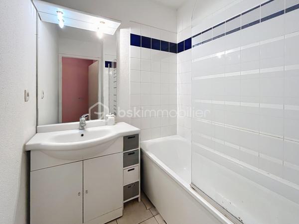 APPARTEMENT T3 AVEC TERRASSE ET PARKING

Dans une résidence récente et sécurisée avec portail électrique, venez découvrir cet appartement avec deux chambres et une jolie terrasse.

Situé au rez de chaussée, vous disposerez d'une agréable pièce de vie de 24m2 avec placard de rangement, d'une cuisine aménagée avec un cellier, de deux belles chambres de 11 et 12m2  toutes deux équipées de grand placards ainsi qu' une salle de bain et un WC indépendant.
Une jolie terrasse vous permettra de prendre vos repas au soleil.
Pour votre véhicule, une place de parking aérien est disponible.

Dans une résidence récente ( 2007 ), agréable a vivre, au calme, l'appartement dispose de menuiseries PVC, volets roulants manuels et de radiateurs récents.
A Lehaucourt, vous ne serez qu'a 10 minutes de Saint Quentin et profiterez des petites commodités de la commune tel que épicerie, école maternelle et primaire, poste et coiffeur.

CONTACTEZ MOI POUR UNE VISITE !