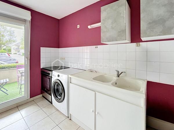 APPARTEMENT T3 AVEC TERRASSE ET PARKING

Dans une résidence récente et sécurisée avec portail électrique, venez découvrir cet appartement avec deux chambres et une jolie terrasse.

Situé au rez de chaussée, vous disposerez d'une agréable pièce de vie de 24m2 avec placard de rangement, d'une cuisine aménagée avec un cellier, de deux belles chambres de 11 et 12m2  toutes deux équipées de grand placards ainsi qu' une salle de bain et un WC indépendant.
Une jolie terrasse vous permettra de prendre vos repas au soleil.
Pour votre véhicule, une place de parking aérien est disponible.

Dans une résidence récente ( 2007 ), agréable a vivre, au calme, l'appartement dispose de menuiseries PVC, volets roulants manuels et de radiateurs récents.
A Lehaucourt, vous ne serez qu'a 10 minutes de Saint Quentin et profiterez des petites commodités de la commune tel que épicerie, école maternelle et primaire, poste et coiffeur.

CONTACTEZ MOI POUR UNE VISITE !