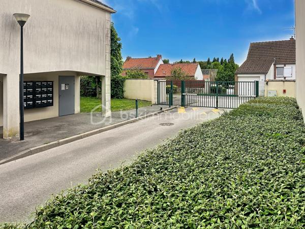 APPARTEMENT T3 AVEC TERRASSE ET PARKING

Dans une résidence récente et sécurisée avec portail électrique, venez découvrir cet appartement avec deux chambres et une jolie terrasse.

Situé au rez de chaussée, vous disposerez d'une agréable pièce de vie de 24m2 avec placard de rangement, d'une cuisine aménagée avec un cellier, de deux belles chambres de 11 et 12m2  toutes deux équipées de grand placards ainsi qu' une salle de bain et un WC indépendant.
Une jolie terrasse vous permettra de prendre vos repas au soleil.
Pour votre véhicule, une place de parking aérien est disponible.

Dans une résidence récente ( 2007 ), agréable a vivre, au calme, l'appartement dispose de menuiseries PVC, volets roulants manuels et de radiateurs récents.
A Lehaucourt, vous ne serez qu'a 10 minutes de Saint Quentin et profiterez des petites commodités de la commune tel que épicerie, école maternelle et primaire, poste et coiffeur.

CONTACTEZ MOI POUR UNE VISITE !