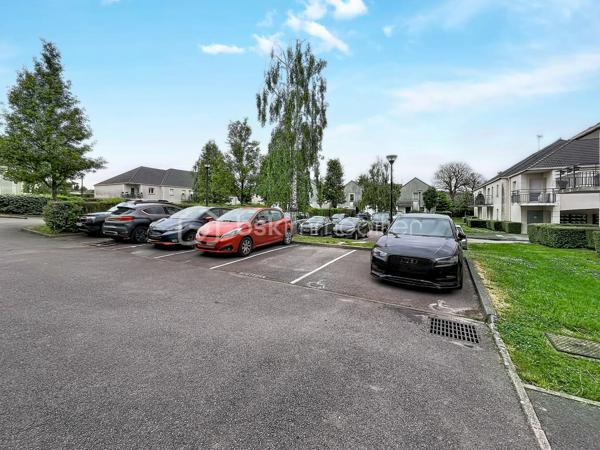 APPARTEMENT T3 AVEC TERRASSE ET PARKING

Dans une résidence récente et sécurisée avec portail électrique, venez découvrir cet appartement avec deux chambres et une jolie terrasse.

Situé au rez de chaussée, vous disposerez d'une agréable pièce de vie de 24m2 avec placard de rangement, d'une cuisine aménagée avec un cellier, de deux belles chambres de 11 et 12m2  toutes deux équipées de grand placards ainsi qu' une salle de bain et un WC indépendant.
Une jolie terrasse vous permettra de prendre vos repas au soleil.
Pour votre véhicule, une place de parking aérien est disponible.

Dans une résidence récente ( 2007 ), agréable a vivre, au calme, l'appartement dispose de menuiseries PVC, volets roulants manuels et de radiateurs récents.
A Lehaucourt, vous ne serez qu'a 10 minutes de Saint Quentin et profiterez des petites commodités de la commune tel que épicerie, école maternelle et primaire, poste et coiffeur.

CONTACTEZ MOI POUR UNE VISITE !