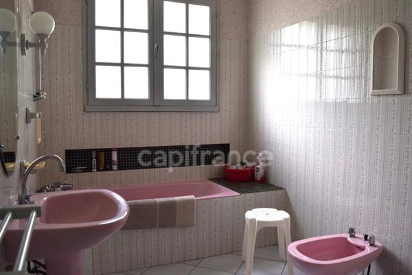 Maison à vendre 120 m2 6 pièces + ses deux appartements 40 et 30 m2 en RDC - SAINT URBAIN (85)