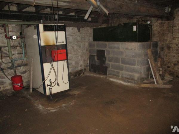 Une maison, élevée sur cave, comprenant :
-au rez-de-chaussée : entrée-couloir-escaliers d'acc...