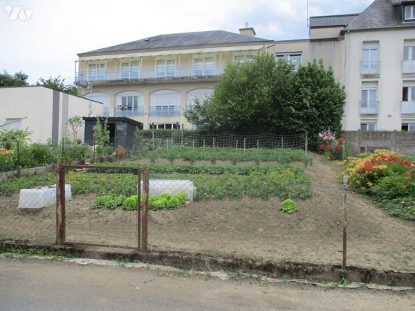 Une maison, élevée sur cave, comprenant :
-au rez-de-chaussée : entrée-couloir-escaliers d'acc...