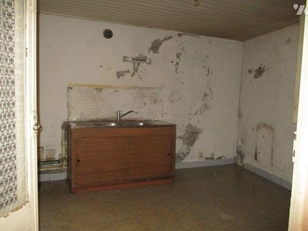 Une maison, élevée sur cave, comprenant :
-au rez-de-chaussée : entrée-couloir-escaliers d'acc...