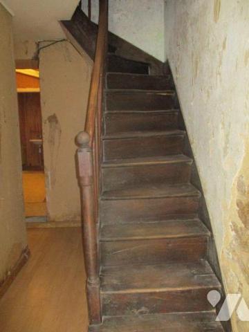 Une maison, élevée sur cave, comprenant :
-au rez-de-chaussée : entrée-couloir-escaliers d'acc...