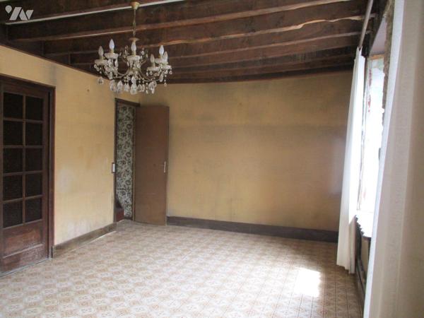 Une maison, élevée sur cave, comprenant :
-au rez-de-chaussée : entrée-couloir-escaliers d'acc...