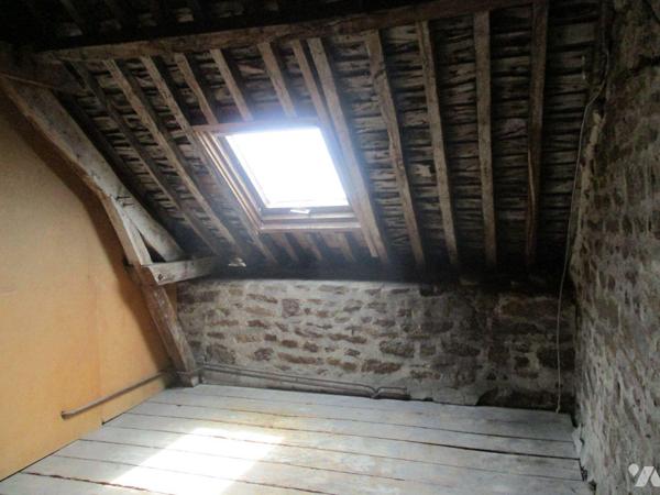 Une maison, élevée sur cave, comprenant :
-au rez-de-chaussée : entrée-couloir-escaliers d'acc...