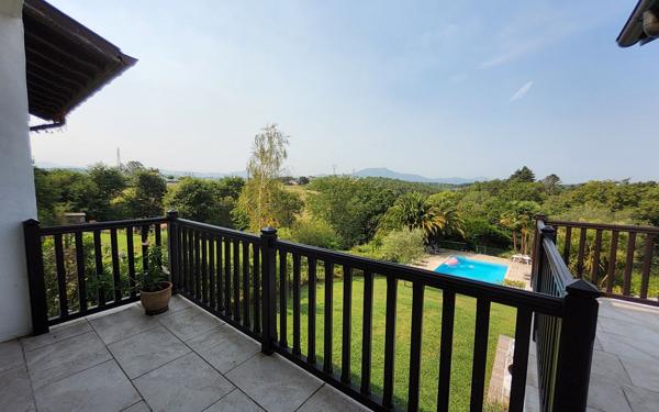 Appartement à vendre    5 pièces • 240 m2 Arbonne