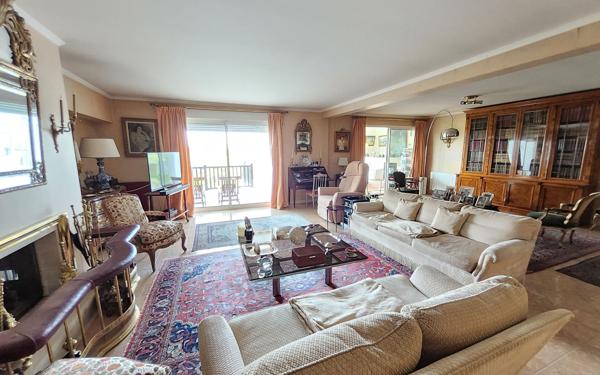 Appartement à vendre    5 pièces • 240 m2 Arbonne