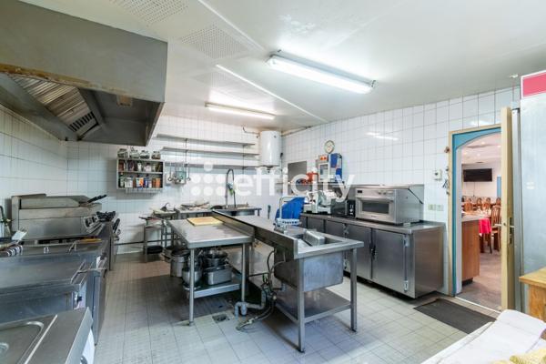 Immeuble
         6 pièces
        - 400 m²