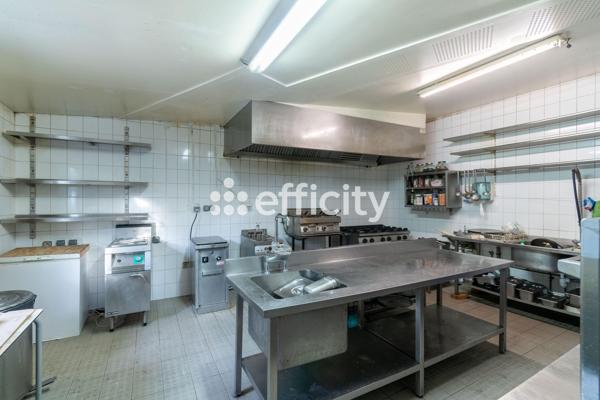 Immeuble
         6 pièces
        - 400 m²