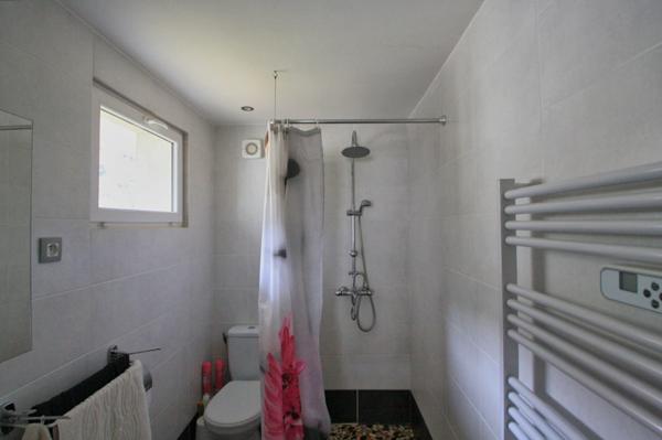 Maison 4 chambres avec spacieuse dépendance.