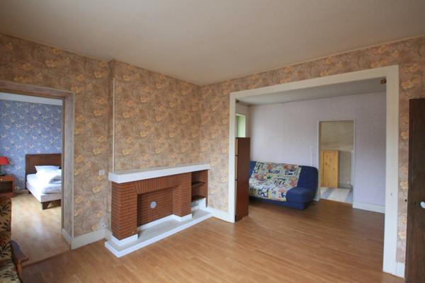 Maison 4 chambres avec spacieuse dépendance.