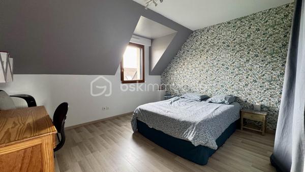 EXCLUSIVITÉ BSK Immobilier :
Laissez-vous séduire par cette élégante maison contemporaine de 2007 située à L'HERMITAGE, une commune de la métropole rennaise, à seulement 10 km du centre-ville de Rennes. Dynamique et parfaitement desservie (bus du réseau STAR et train SNCF), elle offre un cadre de vie idéal, alliant tranquillité et proximité immédiate de toutes commodités (commerces, écoles, associations culturelles et sportives) accessibles à pied ou à vélo. Profitez d'un cadre de vie agréable !

Nichée au cœur d'un environnement résidentiel calme et recherché, cette maison de plain-pied développe près de 160 m² habitables et s’ouvre sur un beau jardin clos, arboré et sans vis-à-vis. Un véritable havre de paix où profiter pleinement de chaque saison.

Dès l’entrée, vous découvrirez un intérieur aux volumes harmonieux et généreux créant une atmosphère chaleureuse et conviviale, idéale pour rassembler famille et amis dans un confort absolu :
• Un vaste salon-séjour de près de 45 m², baigné de lumière et sublimé par son poêle contemporain.
• Une belle cuisine ouverte, aménagée et équipée, idéale pour les amateurs de convivialité et de gastronomie.
• Une arrière-cuisine pratique et fonctionnelle.
• Des toilettes suspendues, avec lave-mains.
Le séjour et la cuisine se prolongent sur une grande terrasse carrelée exposée Sud et Ouest, parfaite pour vos soirées d’été en toute intimité.

Un espace nuit adapté pour toute la famille :
• Au rez-de-chaussée : une suite parentale avec dressing et salle d’eau.
• À l’étage : quatre chambres spacieuses avec chacune son placard intégré, une vaste mezzanine pouvant accueillir un bureau ou un espace détente ou une salle de jeux, une salle de bains complète avec douche et baignoire, puis des WC indépendants.

Les plus :
• Garage attenant avec porte motorisée
• Pompe à chaleur air/eau performante, avec programmateur
• Chauffage au sol avec désembouage récemment effectué.
• Excellentes performances énergétiques.
• Système domotique.
• Abri de jardin.
• Aucuns travaux à prévoir.
• Maison en excellent état, bien entretenue et prête à accueillir votre famille.

Cette maison allie confort, modernité et qualité de vie dans un environnement recherché à proximité des communes de PACÉ, LE RHEU, MORDELLES. Une opportunité rare à ne pas manquer ! Contactez-moi rapidement pour organiser une visite.
