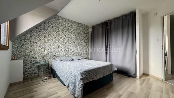 EXCLUSIVITÉ BSK Immobilier :
Laissez-vous séduire par cette élégante maison contemporaine de 2007 située à L'HERMITAGE, une commune de la métropole rennaise, à seulement 10 km du centre-ville de Rennes. Dynamique et parfaitement desservie (bus du réseau STAR et train SNCF), elle offre un cadre de vie idéal, alliant tranquillité et proximité immédiate de toutes commodités (commerces, écoles, associations culturelles et sportives) accessibles à pied ou à vélo. Profitez d'un cadre de vie agréable !

Nichée au cœur d'un environnement résidentiel calme et recherché, cette maison de plain-pied développe près de 160 m² habitables et s’ouvre sur un beau jardin clos, arboré et sans vis-à-vis. Un véritable havre de paix où profiter pleinement de chaque saison.

Dès l’entrée, vous découvrirez un intérieur aux volumes harmonieux et généreux créant une atmosphère chaleureuse et conviviale, idéale pour rassembler famille et amis dans un confort absolu :
• Un vaste salon-séjour de près de 45 m², baigné de lumière et sublimé par son poêle contemporain.
• Une belle cuisine ouverte, aménagée et équipée, idéale pour les amateurs de convivialité et de gastronomie.
• Une arrière-cuisine pratique et fonctionnelle.
• Des toilettes suspendues, avec lave-mains.
Le séjour et la cuisine se prolongent sur une grande terrasse carrelée exposée Sud et Ouest, parfaite pour vos soirées d’été en toute intimité.

Un espace nuit adapté pour toute la famille :
• Au rez-de-chaussée : une suite parentale avec dressing et salle d’eau.
• À l’étage : quatre chambres spacieuses avec chacune son placard intégré, une vaste mezzanine pouvant accueillir un bureau ou un espace détente ou une salle de jeux, une salle de bains complète avec douche et baignoire, puis des WC indépendants.

Les plus :
• Garage attenant avec porte motorisée
• Pompe à chaleur air/eau performante, avec programmateur
• Chauffage au sol avec désembouage récemment effectué.
• Excellentes performances énergétiques.
• Système domotique.
• Abri de jardin.
• Aucuns travaux à prévoir.
• Maison en excellent état, bien entretenue et prête à accueillir votre famille.

Cette maison allie confort, modernité et qualité de vie dans un environnement recherché à proximité des communes de PACÉ, LE RHEU, MORDELLES. Une opportunité rare à ne pas manquer ! Contactez-moi rapidement pour organiser une visite.