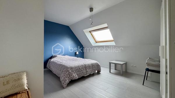 EXCLUSIVITÉ BSK Immobilier :
Laissez-vous séduire par cette élégante maison contemporaine de 2007 située à L'HERMITAGE, une commune de la métropole rennaise, à seulement 10 km du centre-ville de Rennes. Dynamique et parfaitement desservie (bus du réseau STAR et train SNCF), elle offre un cadre de vie idéal, alliant tranquillité et proximité immédiate de toutes commodités (commerces, écoles, associations culturelles et sportives) accessibles à pied ou à vélo. Profitez d'un cadre de vie agréable !

Nichée au cœur d'un environnement résidentiel calme et recherché, cette maison de plain-pied développe près de 160 m² habitables et s’ouvre sur un beau jardin clos, arboré et sans vis-à-vis. Un véritable havre de paix où profiter pleinement de chaque saison.

Dès l’entrée, vous découvrirez un intérieur aux volumes harmonieux et généreux créant une atmosphère chaleureuse et conviviale, idéale pour rassembler famille et amis dans un confort absolu :
• Un vaste salon-séjour de près de 45 m², baigné de lumière et sublimé par son poêle contemporain.
• Une belle cuisine ouverte, aménagée et équipée, idéale pour les amateurs de convivialité et de gastronomie.
• Une arrière-cuisine pratique et fonctionnelle.
• Des toilettes suspendues, avec lave-mains.
Le séjour et la cuisine se prolongent sur une grande terrasse carrelée exposée Sud et Ouest, parfaite pour vos soirées d’été en toute intimité.

Un espace nuit adapté pour toute la famille :
• Au rez-de-chaussée : une suite parentale avec dressing et salle d’eau.
• À l’étage : quatre chambres spacieuses avec chacune son placard intégré, une vaste mezzanine pouvant accueillir un bureau ou un espace détente ou une salle de jeux, une salle de bains complète avec douche et baignoire, puis des WC indépendants.

Les plus :
• Garage attenant avec porte motorisée
• Pompe à chaleur air/eau performante, avec programmateur
• Chauffage au sol avec désembouage récemment effectué.
• Excellentes performances énergétiques.
• Système domotique.
• Abri de jardin.
• Aucuns travaux à prévoir.
• Maison en excellent état, bien entretenue et prête à accueillir votre famille.

Cette maison allie confort, modernité et qualité de vie dans un environnement recherché à proximité des communes de PACÉ, LE RHEU, MORDELLES. Une opportunité rare à ne pas manquer ! Contactez-moi rapidement pour organiser une visite.