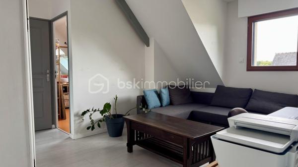 EXCLUSIVITÉ BSK Immobilier :
Laissez-vous séduire par cette élégante maison contemporaine de 2007 située à L'HERMITAGE, une commune de la métropole rennaise, à seulement 10 km du centre-ville de Rennes. Dynamique et parfaitement desservie (bus du réseau STAR et train SNCF), elle offre un cadre de vie idéal, alliant tranquillité et proximité immédiate de toutes commodités (commerces, écoles, associations culturelles et sportives) accessibles à pied ou à vélo. Profitez d'un cadre de vie agréable !

Nichée au cœur d'un environnement résidentiel calme et recherché, cette maison de plain-pied développe près de 160 m² habitables et s’ouvre sur un beau jardin clos, arboré et sans vis-à-vis. Un véritable havre de paix où profiter pleinement de chaque saison.

Dès l’entrée, vous découvrirez un intérieur aux volumes harmonieux et généreux créant une atmosphère chaleureuse et conviviale, idéale pour rassembler famille et amis dans un confort absolu :
• Un vaste salon-séjour de près de 45 m², baigné de lumière et sublimé par son poêle contemporain.
• Une belle cuisine ouverte, aménagée et équipée, idéale pour les amateurs de convivialité et de gastronomie.
• Une arrière-cuisine pratique et fonctionnelle.
• Des toilettes suspendues, avec lave-mains.
Le séjour et la cuisine se prolongent sur une grande terrasse carrelée exposée Sud et Ouest, parfaite pour vos soirées d’été en toute intimité.

Un espace nuit adapté pour toute la famille :
• Au rez-de-chaussée : une suite parentale avec dressing et salle d’eau.
• À l’étage : quatre chambres spacieuses avec chacune son placard intégré, une vaste mezzanine pouvant accueillir un bureau ou un espace détente ou une salle de jeux, une salle de bains complète avec douche et baignoire, puis des WC indépendants.

Les plus :
• Garage attenant avec porte motorisée
• Pompe à chaleur air/eau performante, avec programmateur
• Chauffage au sol avec désembouage récemment effectué.
• Excellentes performances énergétiques.
• Système domotique.
• Abri de jardin.
• Aucuns travaux à prévoir.
• Maison en excellent état, bien entretenue et prête à accueillir votre famille.

Cette maison allie confort, modernité et qualité de vie dans un environnement recherché à proximité des communes de PACÉ, LE RHEU, MORDELLES. Une opportunité rare à ne pas manquer ! Contactez-moi rapidement pour organiser une visite.