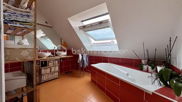 EXCLUSIVITÉ BSK Immobilier :
Laissez-vous séduire par cette élégante maison contemporaine de 2007 située à L'HERMITAGE, une commune de la métropole rennaise, à seulement 10 km du centre-ville de Rennes. Dynamique et parfaitement desservie (bus du réseau STAR et train SNCF), elle offre un cadre de vie idéal, alliant tranquillité et proximité immédiate de toutes commodités (commerces, écoles, associations culturelles et sportives) accessibles à pied ou à vélo. Profitez d'un cadre de vie agréable !

Nichée au cœur d'un environnement résidentiel calme et recherché, cette maison de plain-pied développe près de 160 m² habitables et s’ouvre sur un beau jardin clos, arboré et sans vis-à-vis. Un véritable havre de paix où profiter pleinement de chaque saison.

Dès l’entrée, vous découvrirez un intérieur aux volumes harmonieux et généreux créant une atmosphère chaleureuse et conviviale, idéale pour rassembler famille et amis dans un confort absolu :
• Un vaste salon-séjour de près de 45 m², baigné de lumière et sublimé par son poêle contemporain.
• Une belle cuisine ouverte, aménagée et équipée, idéale pour les amateurs de convivialité et de gastronomie.
• Une arrière-cuisine pratique et fonctionnelle.
• Des toilettes suspendues, avec lave-mains.
Le séjour et la cuisine se prolongent sur une grande terrasse carrelée exposée Sud et Ouest, parfaite pour vos soirées d’été en toute intimité.

Un espace nuit adapté pour toute la famille :
• Au rez-de-chaussée : une suite parentale avec dressing et salle d’eau.
• À l’étage : quatre chambres spacieuses avec chacune son placard intégré, une vaste mezzanine pouvant accueillir un bureau ou un espace détente ou une salle de jeux, une salle de bains complète avec douche et baignoire, puis des WC indépendants.

Les plus :
• Garage attenant avec porte motorisée
• Pompe à chaleur air/eau performante, avec programmateur
• Chauffage au sol avec désembouage récemment effectué.
• Excellentes performances énergétiques.
• Système domotique.
• Abri de jardin.
• Aucuns travaux à prévoir.
• Maison en excellent état, bien entretenue et prête à accueillir votre famille.

Cette maison allie confort, modernité et qualité de vie dans un environnement recherché à proximité des communes de PACÉ, LE RHEU, MORDELLES. Une opportunité rare à ne pas manquer ! Contactez-moi rapidement pour organiser une visite.