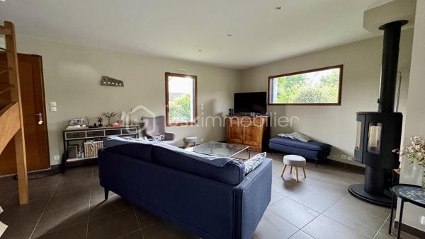 EXCLUSIVITÉ BSK Immobilier :
Laissez-vous séduire par cette élégante maison contemporaine de 2007 située à L'HERMITAGE, une commune de la métropole rennaise, à seulement 10 km du centre-ville de Rennes. Dynamique et parfaitement desservie (bus du réseau STAR et train SNCF), elle offre un cadre de vie idéal, alliant tranquillité et proximité immédiate de toutes commodités (commerces, écoles, associations culturelles et sportives) accessibles à pied ou à vélo. Profitez d'un cadre de vie agréable !

Nichée au cœur d'un environnement résidentiel calme et recherché, cette maison de plain-pied développe près de 160 m² habitables et s’ouvre sur un beau jardin clos, arboré et sans vis-à-vis. Un véritable havre de paix où profiter pleinement de chaque saison.

Dès l’entrée, vous découvrirez un intérieur aux volumes harmonieux et généreux créant une atmosphère chaleureuse et conviviale, idéale pour rassembler famille et amis dans un confort absolu :
• Un vaste salon-séjour de près de 45 m², baigné de lumière et sublimé par son poêle contemporain.
• Une belle cuisine ouverte, aménagée et équipée, idéale pour les amateurs de convivialité et de gastronomie.
• Une arrière-cuisine pratique et fonctionnelle.
• Des toilettes suspendues, avec lave-mains.
Le séjour et la cuisine se prolongent sur une grande terrasse carrelée exposée Sud et Ouest, parfaite pour vos soirées d’été en toute intimité.

Un espace nuit adapté pour toute la famille :
• Au rez-de-chaussée : une suite parentale avec dressing et salle d’eau.
• À l’étage : quatre chambres spacieuses avec chacune son placard intégré, une vaste mezzanine pouvant accueillir un bureau ou un espace détente ou une salle de jeux, une salle de bains complète avec douche et baignoire, puis des WC indépendants.

Les plus :
• Garage attenant avec porte motorisée
• Pompe à chaleur air/eau performante, avec programmateur
• Chauffage au sol avec désembouage récemment effectué.
• Excellentes performances énergétiques.
• Système domotique.
• Abri de jardin.
• Aucuns travaux à prévoir.
• Maison en excellent état, bien entretenue et prête à accueillir votre famille.

Cette maison allie confort, modernité et qualité de vie dans un environnement recherché à proximité des communes de PACÉ, LE RHEU, MORDELLES. Une opportunité rare à ne pas manquer ! Contactez-moi rapidement pour organiser une visite.
