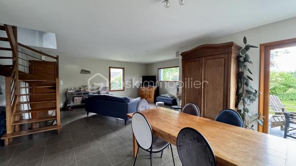 EXCLUSIVITÉ BSK Immobilier :
Laissez-vous séduire par cette élégante maison contemporaine de 2007 située à L'HERMITAGE, une commune de la métropole rennaise, à seulement 10 km du centre-ville de Rennes. Dynamique et parfaitement desservie (bus du réseau STAR et train SNCF), elle offre un cadre de vie idéal, alliant tranquillité et proximité immédiate de toutes commodités (commerces, écoles, associations culturelles et sportives) accessibles à pied ou à vélo. Profitez d'un cadre de vie agréable !

Nichée au cœur d'un environnement résidentiel calme et recherché, cette maison de plain-pied développe près de 160 m² habitables et s’ouvre sur un beau jardin clos, arboré et sans vis-à-vis. Un véritable havre de paix où profiter pleinement de chaque saison.

Dès l’entrée, vous découvrirez un intérieur aux volumes harmonieux et généreux créant une atmosphère chaleureuse et conviviale, idéale pour rassembler famille et amis dans un confort absolu :
• Un vaste salon-séjour de près de 45 m², baigné de lumière et sublimé par son poêle contemporain.
• Une belle cuisine ouverte, aménagée et équipée, idéale pour les amateurs de convivialité et de gastronomie.
• Une arrière-cuisine pratique et fonctionnelle.
• Des toilettes suspendues, avec lave-mains.
Le séjour et la cuisine se prolongent sur une grande terrasse carrelée exposée Sud et Ouest, parfaite pour vos soirées d’été en toute intimité.

Un espace nuit adapté pour toute la famille :
• Au rez-de-chaussée : une suite parentale avec dressing et salle d’eau.
• À l’étage : quatre chambres spacieuses avec chacune son placard intégré, une vaste mezzanine pouvant accueillir un bureau ou un espace détente ou une salle de jeux, une salle de bains complète avec douche et baignoire, puis des WC indépendants.

Les plus :
• Garage attenant avec porte motorisée
• Pompe à chaleur air/eau performante, avec programmateur
• Chauffage au sol avec désembouage récemment effectué.
• Excellentes performances énergétiques.
• Système domotique.
• Abri de jardin.
• Aucuns travaux à prévoir.
• Maison en excellent état, bien entretenue et prête à accueillir votre famille.

Cette maison allie confort, modernité et qualité de vie dans un environnement recherché à proximité des communes de PACÉ, LE RHEU, MORDELLES. Une opportunité rare à ne pas manquer ! Contactez-moi rapidement pour organiser une visite.