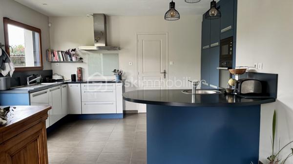 EXCLUSIVITÉ BSK Immobilier :
Laissez-vous séduire par cette élégante maison contemporaine de 2007 située à L'HERMITAGE, une commune de la métropole rennaise, à seulement 10 km du centre-ville de Rennes. Dynamique et parfaitement desservie (bus du réseau STAR et train SNCF), elle offre un cadre de vie idéal, alliant tranquillité et proximité immédiate de toutes commodités (commerces, écoles, associations culturelles et sportives) accessibles à pied ou à vélo. Profitez d'un cadre de vie agréable !

Nichée au cœur d'un environnement résidentiel calme et recherché, cette maison de plain-pied développe près de 160 m² habitables et s’ouvre sur un beau jardin clos, arboré et sans vis-à-vis. Un véritable havre de paix où profiter pleinement de chaque saison.

Dès l’entrée, vous découvrirez un intérieur aux volumes harmonieux et généreux créant une atmosphère chaleureuse et conviviale, idéale pour rassembler famille et amis dans un confort absolu :
• Un vaste salon-séjour de près de 45 m², baigné de lumière et sublimé par son poêle contemporain.
• Une belle cuisine ouverte, aménagée et équipée, idéale pour les amateurs de convivialité et de gastronomie.
• Une arrière-cuisine pratique et fonctionnelle.
• Des toilettes suspendues, avec lave-mains.
Le séjour et la cuisine se prolongent sur une grande terrasse carrelée exposée Sud et Ouest, parfaite pour vos soirées d’été en toute intimité.

Un espace nuit adapté pour toute la famille :
• Au rez-de-chaussée : une suite parentale avec dressing et salle d’eau.
• À l’étage : quatre chambres spacieuses avec chacune son placard intégré, une vaste mezzanine pouvant accueillir un bureau ou un espace détente ou une salle de jeux, une salle de bains complète avec douche et baignoire, puis des WC indépendants.

Les plus :
• Garage attenant avec porte motorisée
• Pompe à chaleur air/eau performante, avec programmateur
• Chauffage au sol avec désembouage récemment effectué.
• Excellentes performances énergétiques.
• Système domotique.
• Abri de jardin.
• Aucuns travaux à prévoir.
• Maison en excellent état, bien entretenue et prête à accueillir votre famille.

Cette maison allie confort, modernité et qualité de vie dans un environnement recherché à proximité des communes de PACÉ, LE RHEU, MORDELLES. Une opportunité rare à ne pas manquer ! Contactez-moi rapidement pour organiser une visite.