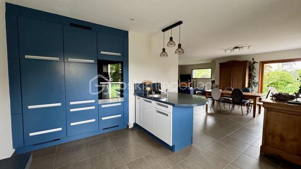 EXCLUSIVITÉ BSK Immobilier :
Laissez-vous séduire par cette élégante maison contemporaine de 2007 située à L'HERMITAGE, une commune de la métropole rennaise, à seulement 10 km du centre-ville de Rennes. Dynamique et parfaitement desservie (bus du réseau STAR et train SNCF), elle offre un cadre de vie idéal, alliant tranquillité et proximité immédiate de toutes commodités (commerces, écoles, associations culturelles et sportives) accessibles à pied ou à vélo. Profitez d'un cadre de vie agréable !

Nichée au cœur d'un environnement résidentiel calme et recherché, cette maison de plain-pied développe près de 160 m² habitables et s’ouvre sur un beau jardin clos, arboré et sans vis-à-vis. Un véritable havre de paix où profiter pleinement de chaque saison.

Dès l’entrée, vous découvrirez un intérieur aux volumes harmonieux et généreux créant une atmosphère chaleureuse et conviviale, idéale pour rassembler famille et amis dans un confort absolu :
• Un vaste salon-séjour de près de 45 m², baigné de lumière et sublimé par son poêle contemporain.
• Une belle cuisine ouverte, aménagée et équipée, idéale pour les amateurs de convivialité et de gastronomie.
• Une arrière-cuisine pratique et fonctionnelle.
• Des toilettes suspendues, avec lave-mains.
Le séjour et la cuisine se prolongent sur une grande terrasse carrelée exposée Sud et Ouest, parfaite pour vos soirées d’été en toute intimité.

Un espace nuit adapté pour toute la famille :
• Au rez-de-chaussée : une suite parentale avec dressing et salle d’eau.
• À l’étage : quatre chambres spacieuses avec chacune son placard intégré, une vaste mezzanine pouvant accueillir un bureau ou un espace détente ou une salle de jeux, une salle de bains complète avec douche et baignoire, puis des WC indépendants.

Les plus :
• Garage attenant avec porte motorisée
• Pompe à chaleur air/eau performante, avec programmateur
• Chauffage au sol avec désembouage récemment effectué.
• Excellentes performances énergétiques.
• Système domotique.
• Abri de jardin.
• Aucuns travaux à prévoir.
• Maison en excellent état, bien entretenue et prête à accueillir votre famille.

Cette maison allie confort, modernité et qualité de vie dans un environnement recherché à proximité des communes de PACÉ, LE RHEU, MORDELLES. Une opportunité rare à ne pas manquer ! Contactez-moi rapidement pour organiser une visite.