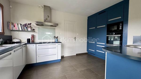 EXCLUSIVITÉ BSK Immobilier :
Laissez-vous séduire par cette élégante maison contemporaine de 2007 située à L'HERMITAGE, une commune de la métropole rennaise, à seulement 10 km du centre-ville de Rennes. Dynamique et parfaitement desservie (bus du réseau STAR et train SNCF), elle offre un cadre de vie idéal, alliant tranquillité et proximité immédiate de toutes commodités (commerces, écoles, associations culturelles et sportives) accessibles à pied ou à vélo. Profitez d'un cadre de vie agréable !

Nichée au cœur d'un environnement résidentiel calme et recherché, cette maison de plain-pied développe près de 160 m² habitables et s’ouvre sur un beau jardin clos, arboré et sans vis-à-vis. Un véritable havre de paix où profiter pleinement de chaque saison.

Dès l’entrée, vous découvrirez un intérieur aux volumes harmonieux et généreux créant une atmosphère chaleureuse et conviviale, idéale pour rassembler famille et amis dans un confort absolu :
• Un vaste salon-séjour de près de 45 m², baigné de lumière et sublimé par son poêle contemporain.
• Une belle cuisine ouverte, aménagée et équipée, idéale pour les amateurs de convivialité et de gastronomie.
• Une arrière-cuisine pratique et fonctionnelle.
• Des toilettes suspendues, avec lave-mains.
Le séjour et la cuisine se prolongent sur une grande terrasse carrelée exposée Sud et Ouest, parfaite pour vos soirées d’été en toute intimité.

Un espace nuit adapté pour toute la famille :
• Au rez-de-chaussée : une suite parentale avec dressing et salle d’eau.
• À l’étage : quatre chambres spacieuses avec chacune son placard intégré, une vaste mezzanine pouvant accueillir un bureau ou un espace détente ou une salle de jeux, une salle de bains complète avec douche et baignoire, puis des WC indépendants.

Les plus :
• Garage attenant avec porte motorisée
• Pompe à chaleur air/eau performante, avec programmateur
• Chauffage au sol avec désembouage récemment effectué.
• Excellentes performances énergétiques.
• Système domotique.
• Abri de jardin.
• Aucuns travaux à prévoir.
• Maison en excellent état, bien entretenue et prête à accueillir votre famille.

Cette maison allie confort, modernité et qualité de vie dans un environnement recherché à proximité des communes de PACÉ, LE RHEU, MORDELLES. Une opportunité rare à ne pas manquer ! Contactez-moi rapidement pour organiser une visite.