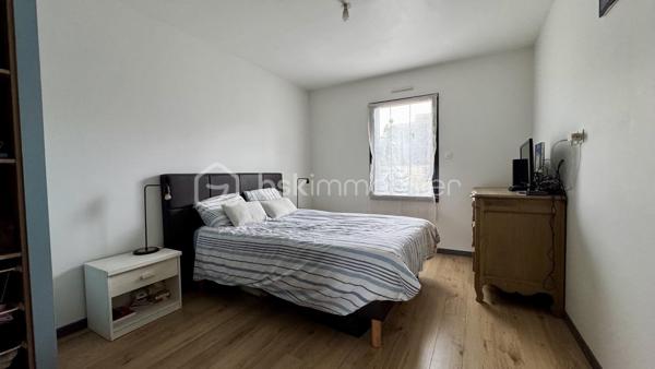 EXCLUSIVITÉ BSK Immobilier :
Laissez-vous séduire par cette élégante maison contemporaine de 2007 située à L'HERMITAGE, une commune de la métropole rennaise, à seulement 10 km du centre-ville de Rennes. Dynamique et parfaitement desservie (bus du réseau STAR et train SNCF), elle offre un cadre de vie idéal, alliant tranquillité et proximité immédiate de toutes commodités (commerces, écoles, associations culturelles et sportives) accessibles à pied ou à vélo. Profitez d'un cadre de vie agréable !

Nichée au cœur d'un environnement résidentiel calme et recherché, cette maison de plain-pied développe près de 160 m² habitables et s’ouvre sur un beau jardin clos, arboré et sans vis-à-vis. Un véritable havre de paix où profiter pleinement de chaque saison.

Dès l’entrée, vous découvrirez un intérieur aux volumes harmonieux et généreux créant une atmosphère chaleureuse et conviviale, idéale pour rassembler famille et amis dans un confort absolu :
• Un vaste salon-séjour de près de 45 m², baigné de lumière et sublimé par son poêle contemporain.
• Une belle cuisine ouverte, aménagée et équipée, idéale pour les amateurs de convivialité et de gastronomie.
• Une arrière-cuisine pratique et fonctionnelle.
• Des toilettes suspendues, avec lave-mains.
Le séjour et la cuisine se prolongent sur une grande terrasse carrelée exposée Sud et Ouest, parfaite pour vos soirées d’été en toute intimité.

Un espace nuit adapté pour toute la famille :
• Au rez-de-chaussée : une suite parentale avec dressing et salle d’eau.
• À l’étage : quatre chambres spacieuses avec chacune son placard intégré, une vaste mezzanine pouvant accueillir un bureau ou un espace détente ou une salle de jeux, une salle de bains complète avec douche et baignoire, puis des WC indépendants.

Les plus :
• Garage attenant avec porte motorisée
• Pompe à chaleur air/eau performante, avec programmateur
• Chauffage au sol avec désembouage récemment effectué.
• Excellentes performances énergétiques.
• Système domotique.
• Abri de jardin.
• Aucuns travaux à prévoir.
• Maison en excellent état, bien entretenue et prête à accueillir votre famille.

Cette maison allie confort, modernité et qualité de vie dans un environnement recherché à proximité des communes de PACÉ, LE RHEU, MORDELLES. Une opportunité rare à ne pas manquer ! Contactez-moi rapidement pour organiser une visite.